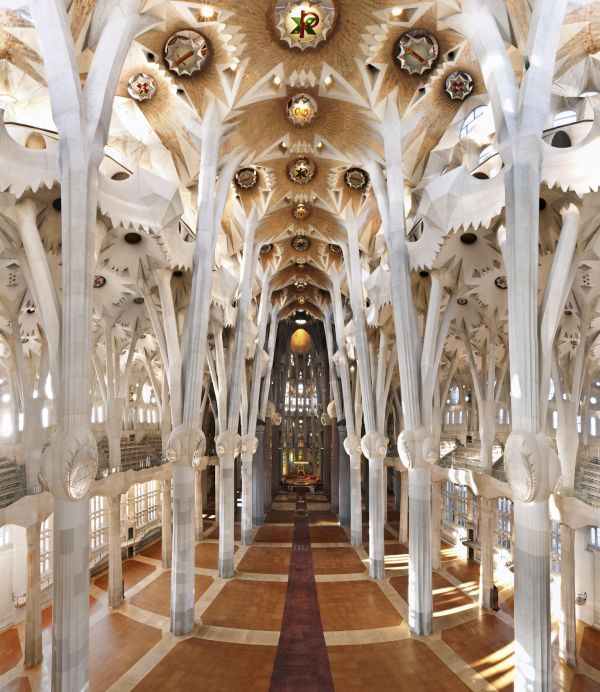 Interior Templo de la Sagrada Familia de antoni Gaudí en Barcelona